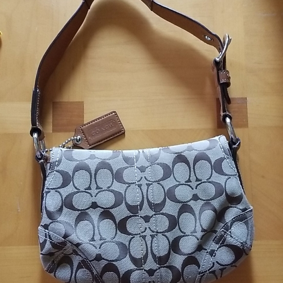 Coach 9x5 handbag. - Picture 3 of 8